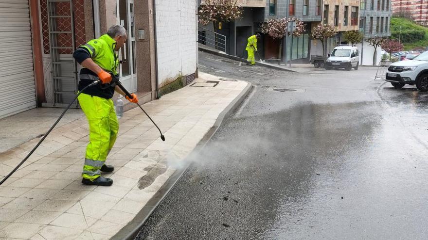 Diez máquinas llevan a cabo la limpieza a fondo de las aceras en Poio