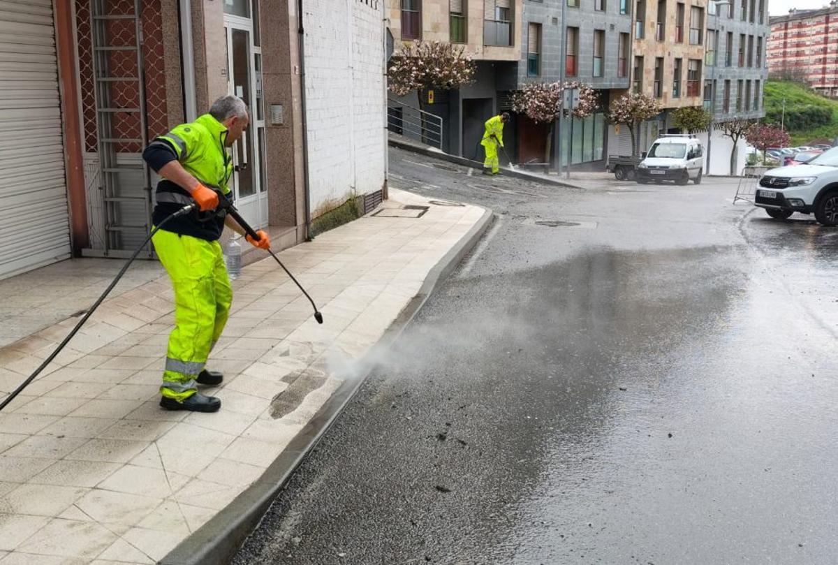 Los operarios municipales limpian las calles tras los temporales. | FDV