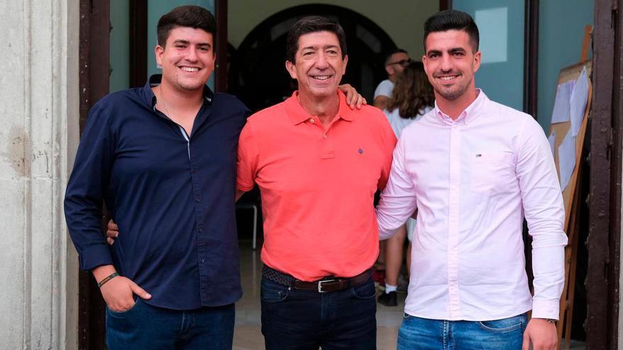 Juan Marín fue a votar con sus dos hijos.