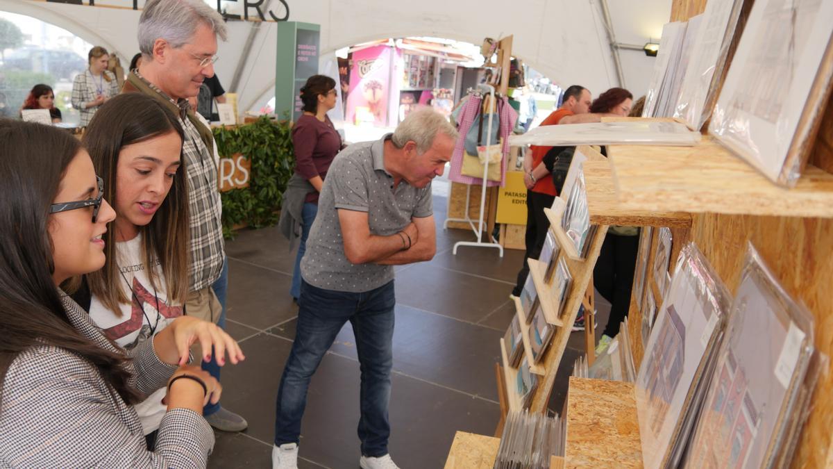 El alcalde de O Grove asiste a la inauguración de la feria de artesanía local en la Festa do Marisco