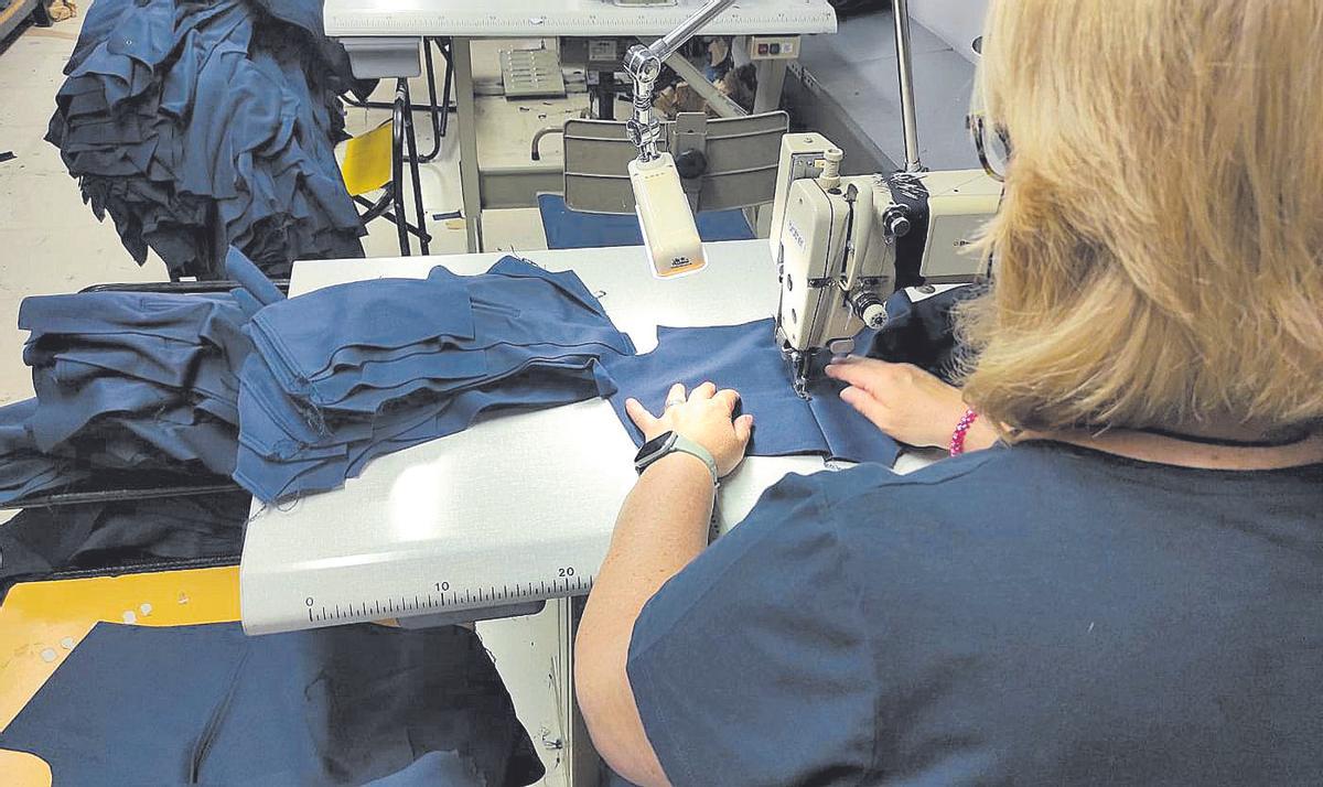 Una costurera trabaja en una empresa del sector textil de Priego de Córdoba.