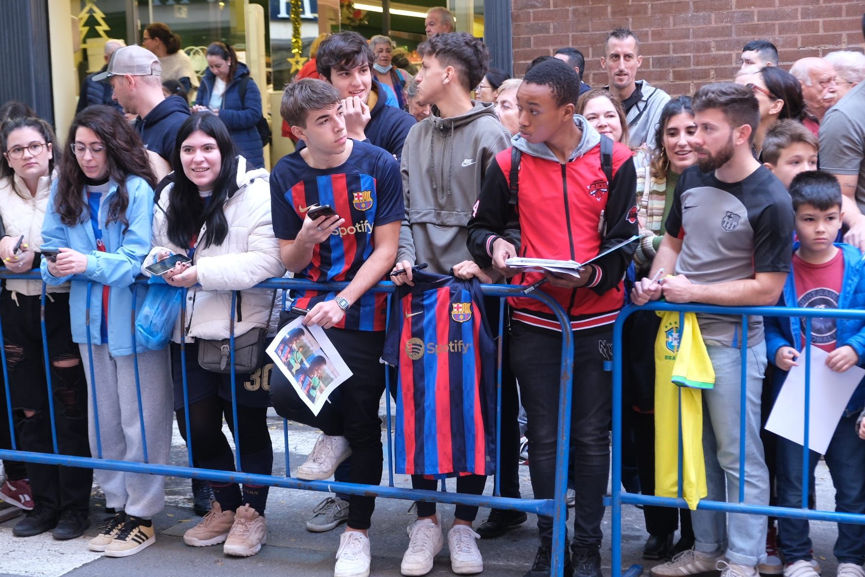 Gran expectación en Alicante ante la llegada del Barça