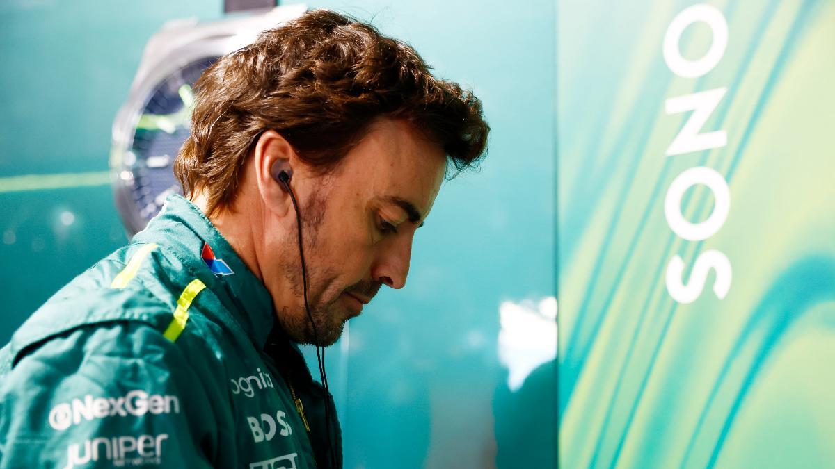 Fernando Alonso, pensativo, en el box de Aston Martin.