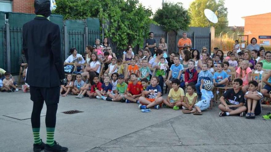 Decenas de familias acudieron al inicio de los Lunes Infantiles en el barrio El Pinar.