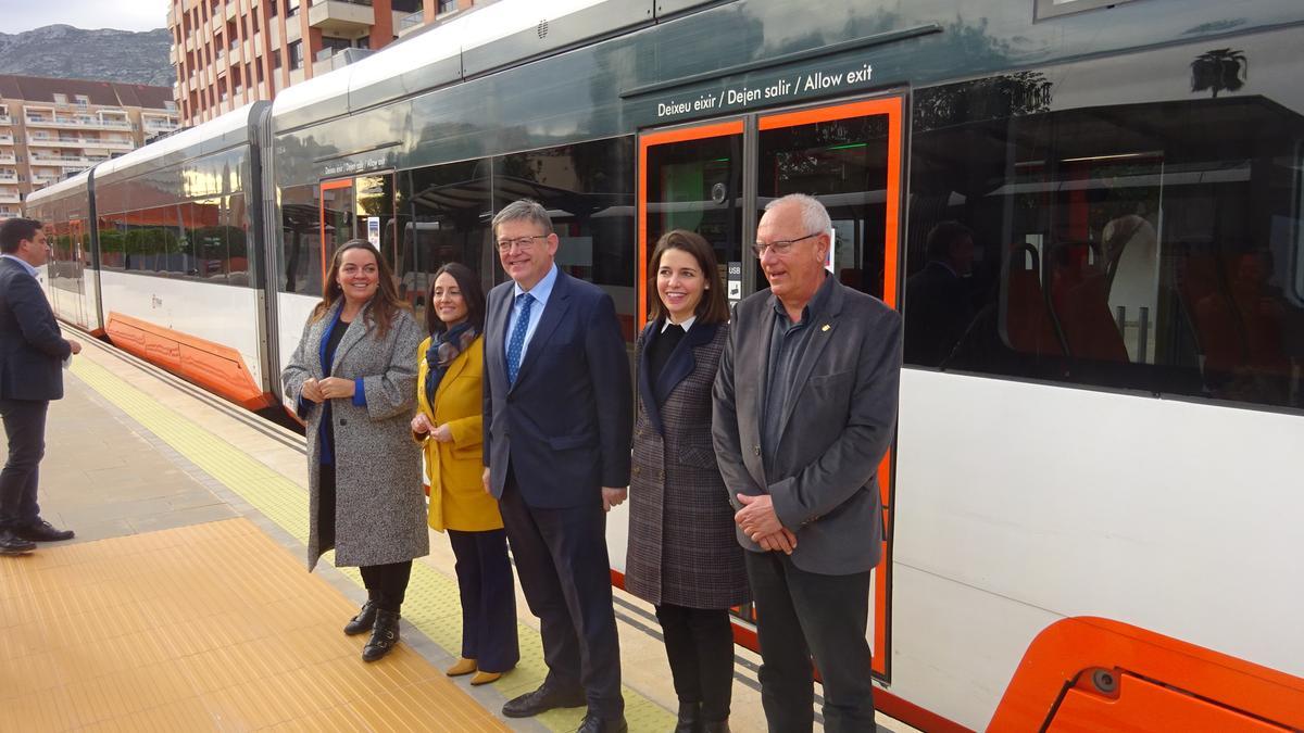 El jefe del Consell, Ximo Puig, junto al alcalde de Dénia, Vicent Grimalt, tras descender del tren a su llegada hoy a Dénia