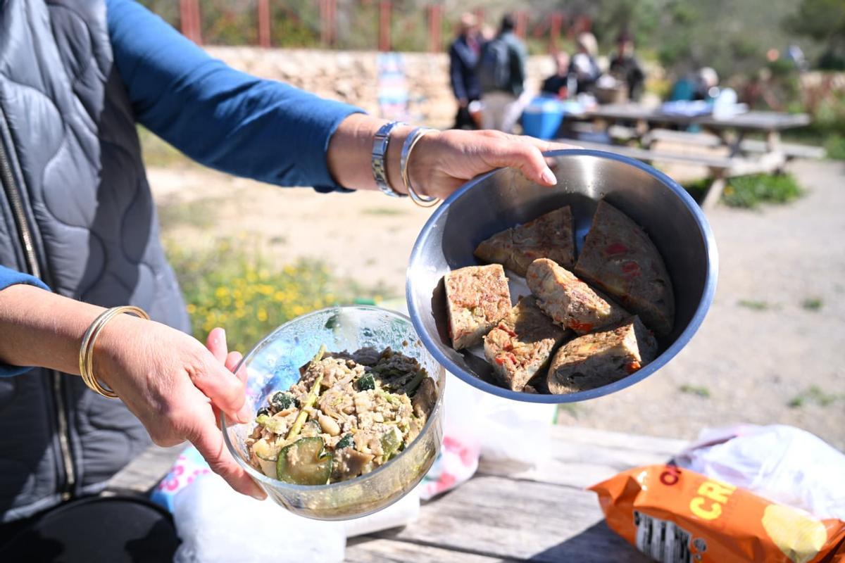 Familias celebran la mona en el Pantano de Elche y demandan mejoras en el paraje
