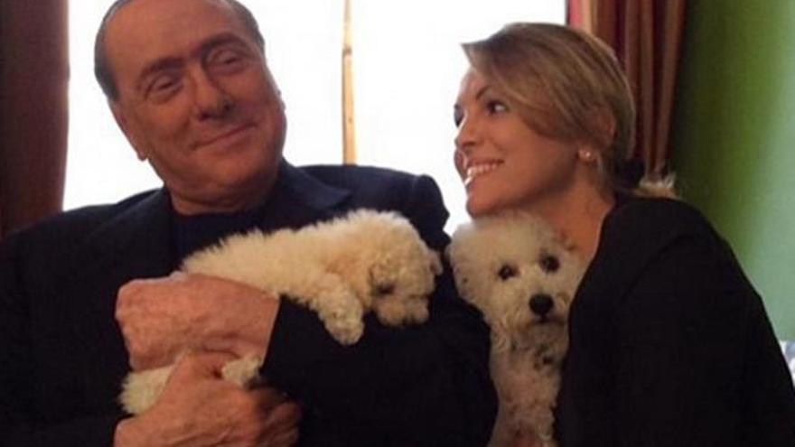 Berlusconi, con su novia.