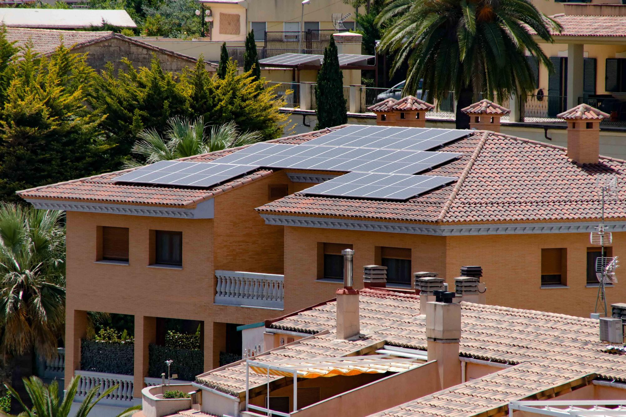 La instalación de placas solares en empresas, viviendas y edificios públicos de Alcoy aumenta un 74% en los últimos años