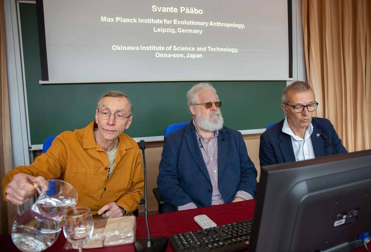 Encuentro de estudiantes y profesores con el biólogo molecular Premio Nobel y Premio Princesa Avante PÄäbpo. Facultad de biología, Oviedo