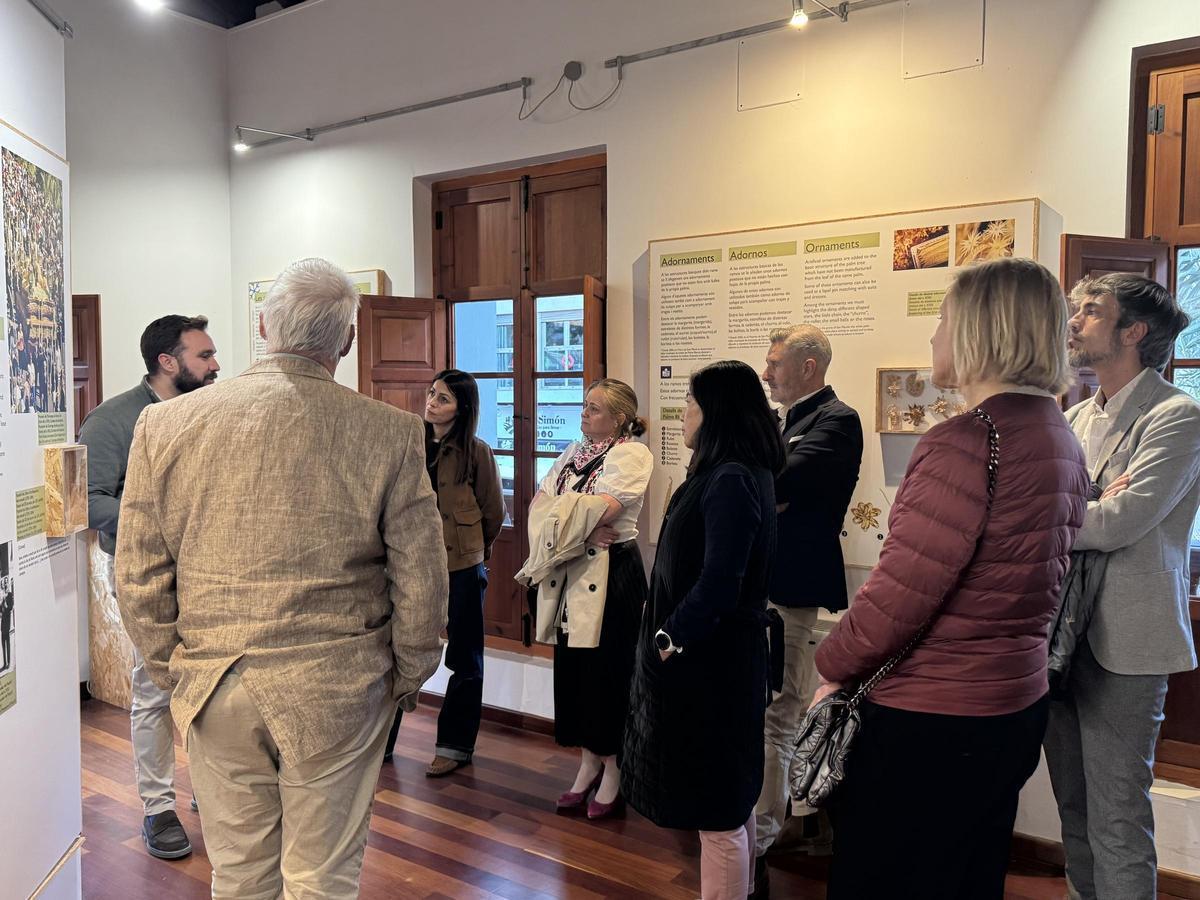 Un momento de la visita del comité evaluador al Museo de la Palma Blanca de Elche