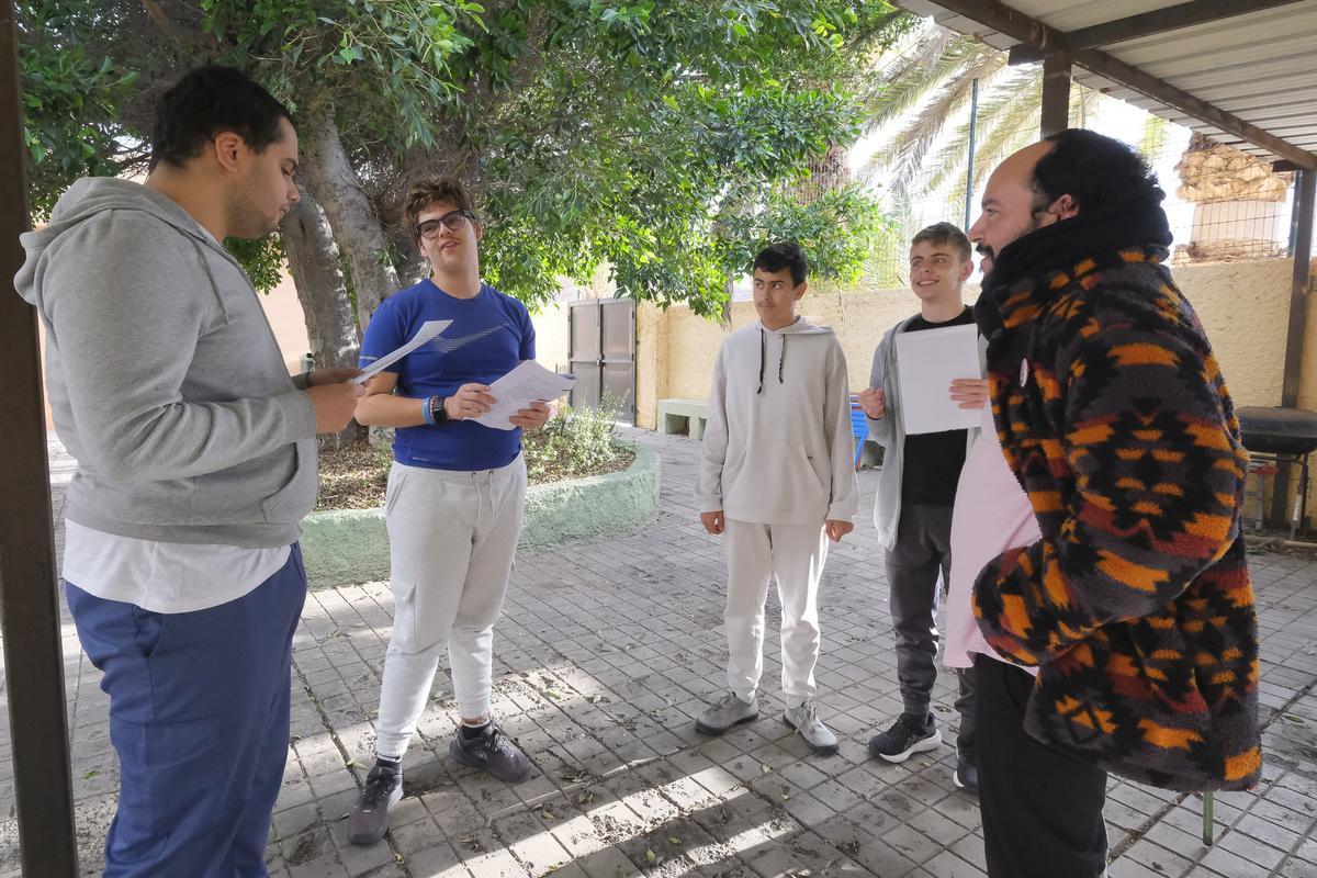 Los chicos de la compañía teatral de Aspercan ensayan la obra Pinocho.