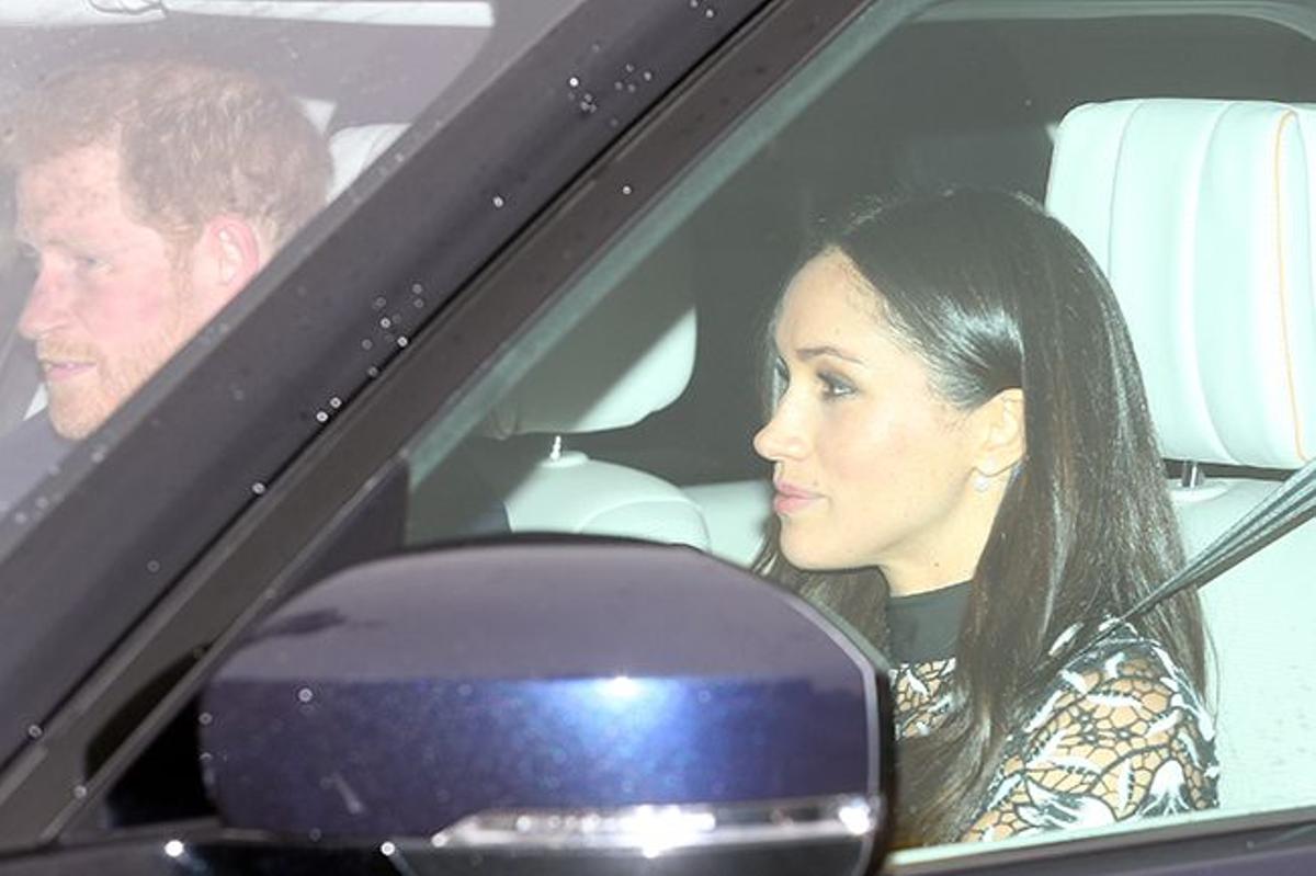 EL príncipe Harry y Meghan Markle llegando a Buckingham Palace para la comida de Navidad