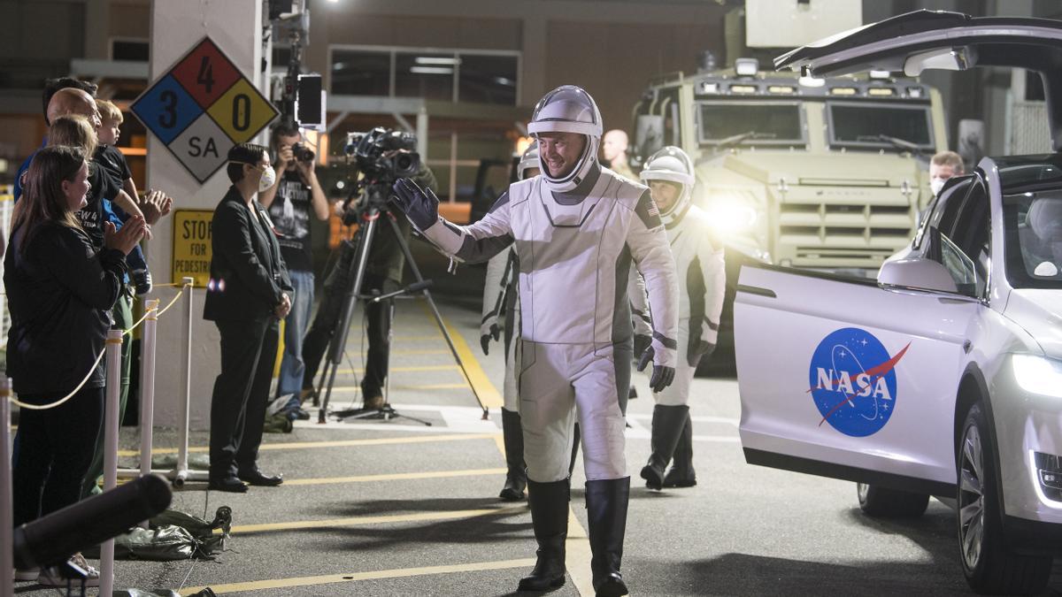 Uno de los astronautas de la Crew-4 saludando antes de subirse al cohete Falcon 9 de SpaceX.