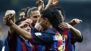 Los jugadores del Barça celebran el gol de Xavi en el Bernabéu