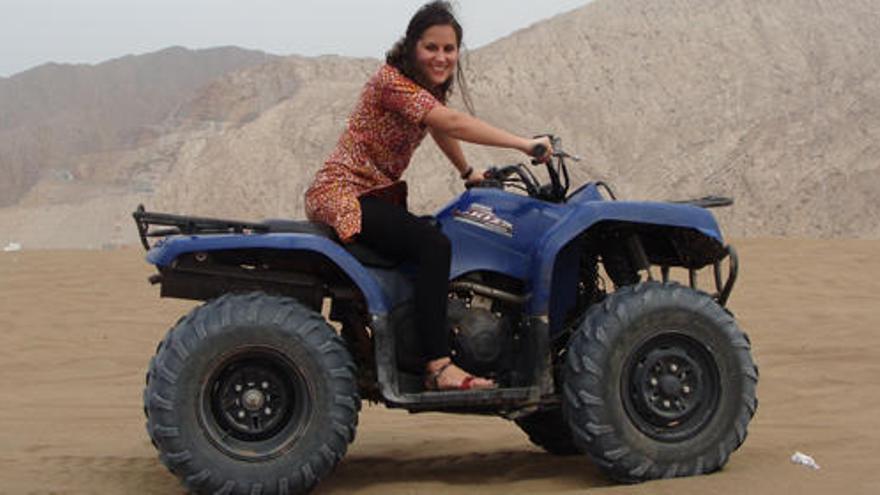 La alicantina Míriam Hernández, sobre un quad en el desierto de Abu Dhabi.