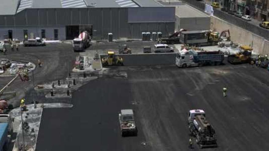 Los operarios -imagen tomada desde el hotel La City- tenían previsto acabar ayer las obras de asfaltado en la zona anexa de la estación donde van los servicios.