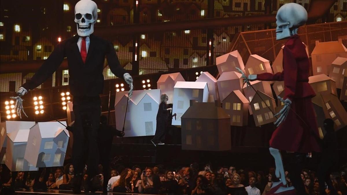 Donald Trump y Theresa May convertidos en esqueletos en la actuación de Katy Perry en los Brit Awards.