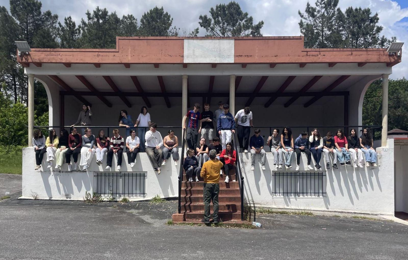Los alumnos del IES Manuel García Barros, con Luis Díaz Díaz en el palco de Matalobos. | Xurxo Insua