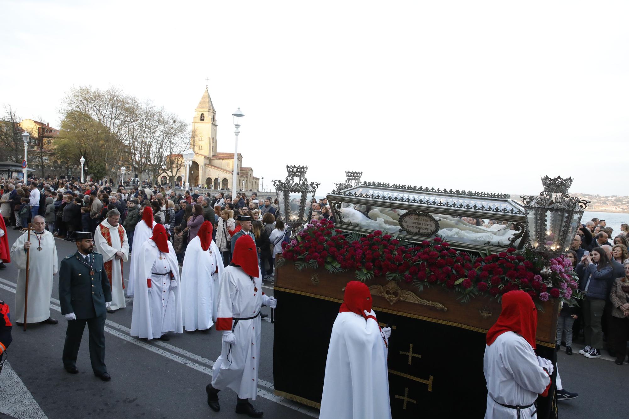 En imágenes: Procesión del Santo Entierro del Viernes Santo en Gijón