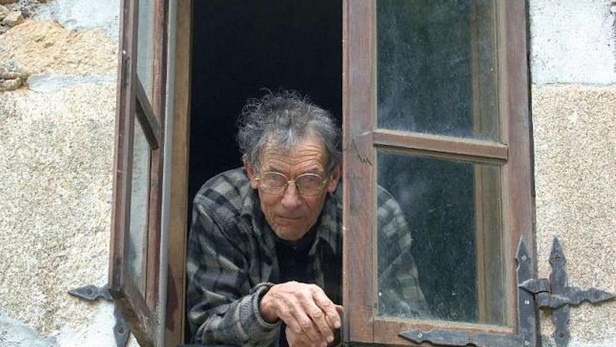 José Collazo observa el paisaje de Corteo de Arriba desde la ventana de su casa. / carlos pardellas