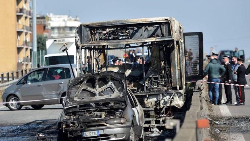 Un conductor prende fuego a un autobús escolar en Italia como protesta por la muerte de migrantes