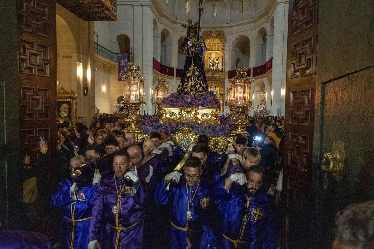 El frío no desluce las procesiones del Martes Santo en Alicante