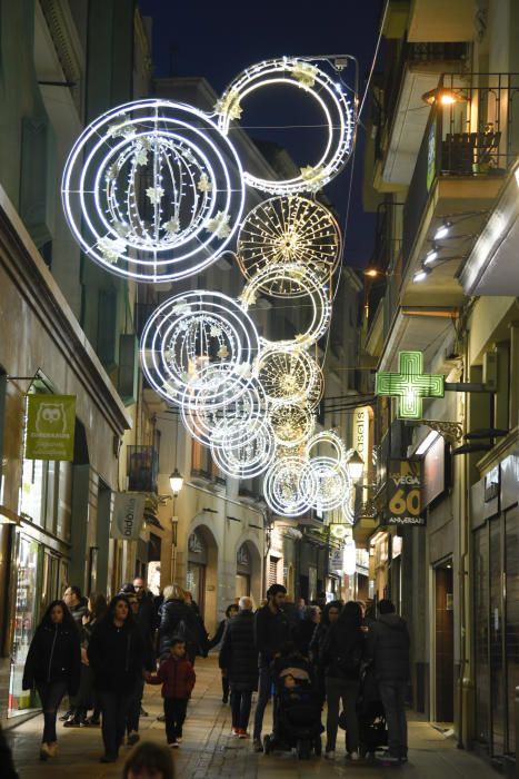 Manresa s'il·lumina per Nadal amb el principal carrer comercial a clapes