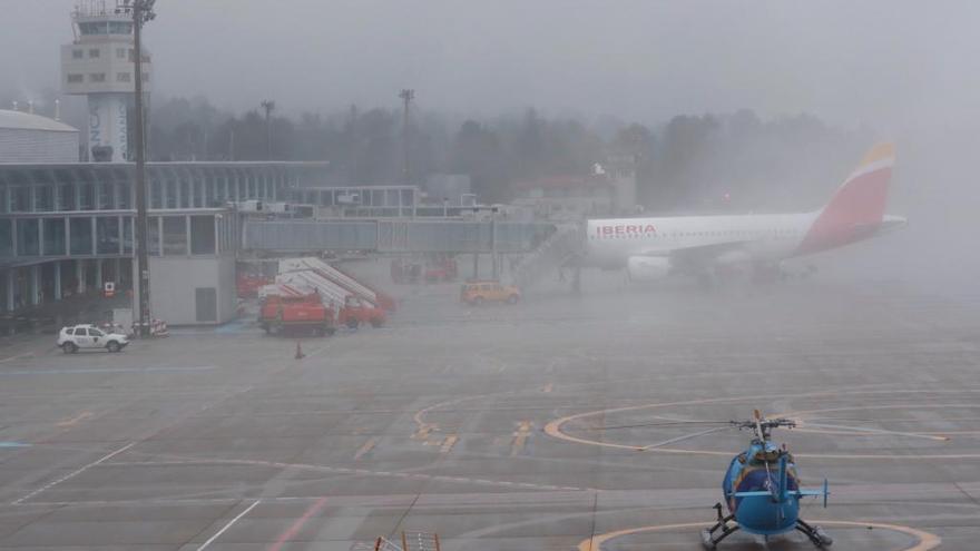 Varios aviones en Peinador en un día de niebla // J. Lores