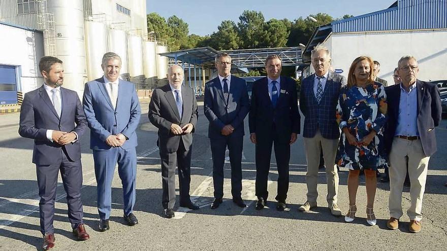 Visita del ministro de Agricultura a Clesa, acompañado, entre otros, del alcalde caldense.  // Noé Parga