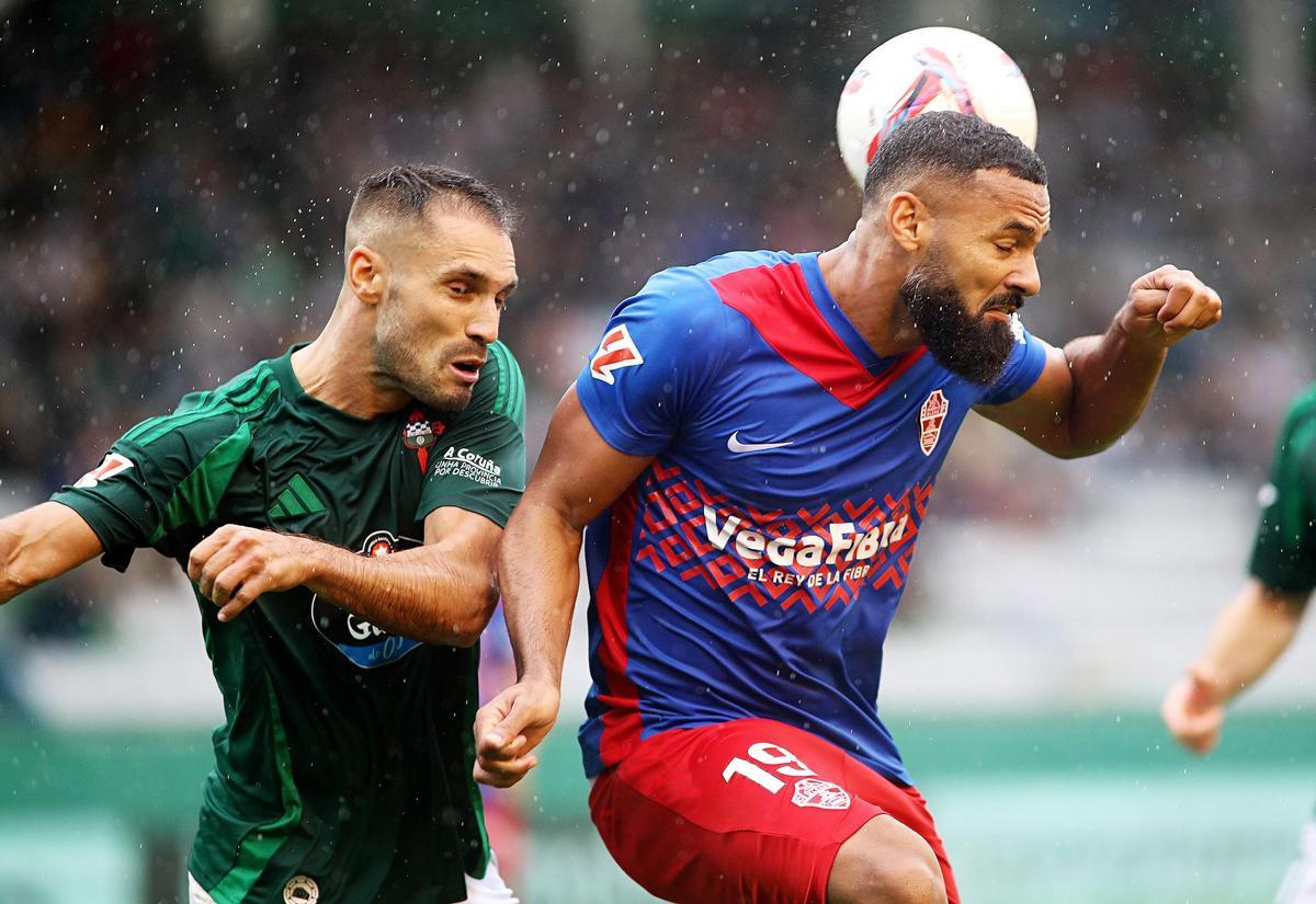 El Elche resbala en A Malata y frena su reacción (1-0) El Elche resbala en A Malata y frena su reacción (1-0)