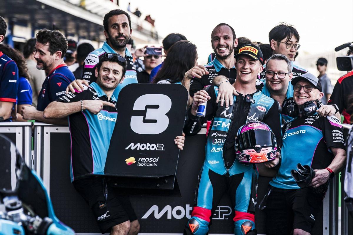 Dani Holgado celebra el podio junto a su equipo.