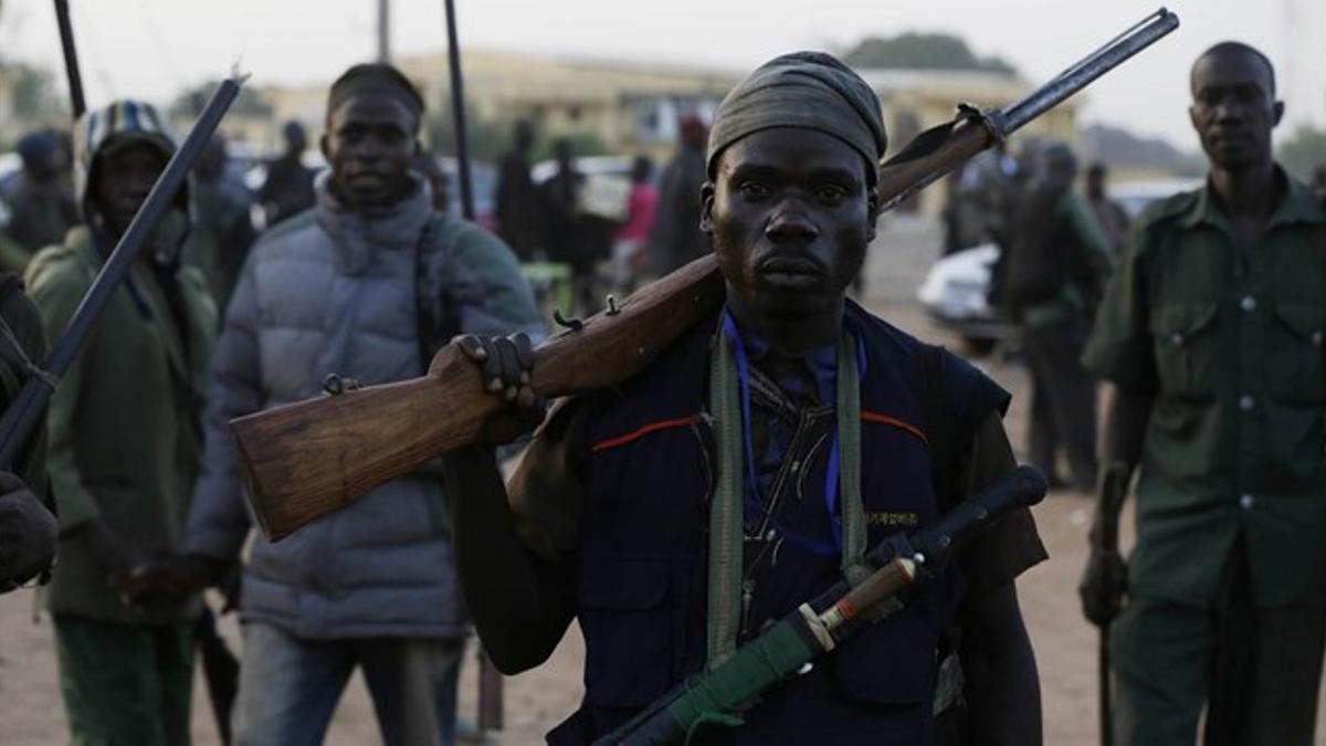 Cazadores nigerianos armados para luchar contra el grupo radical Boko Haram, en una imagen de archivo.