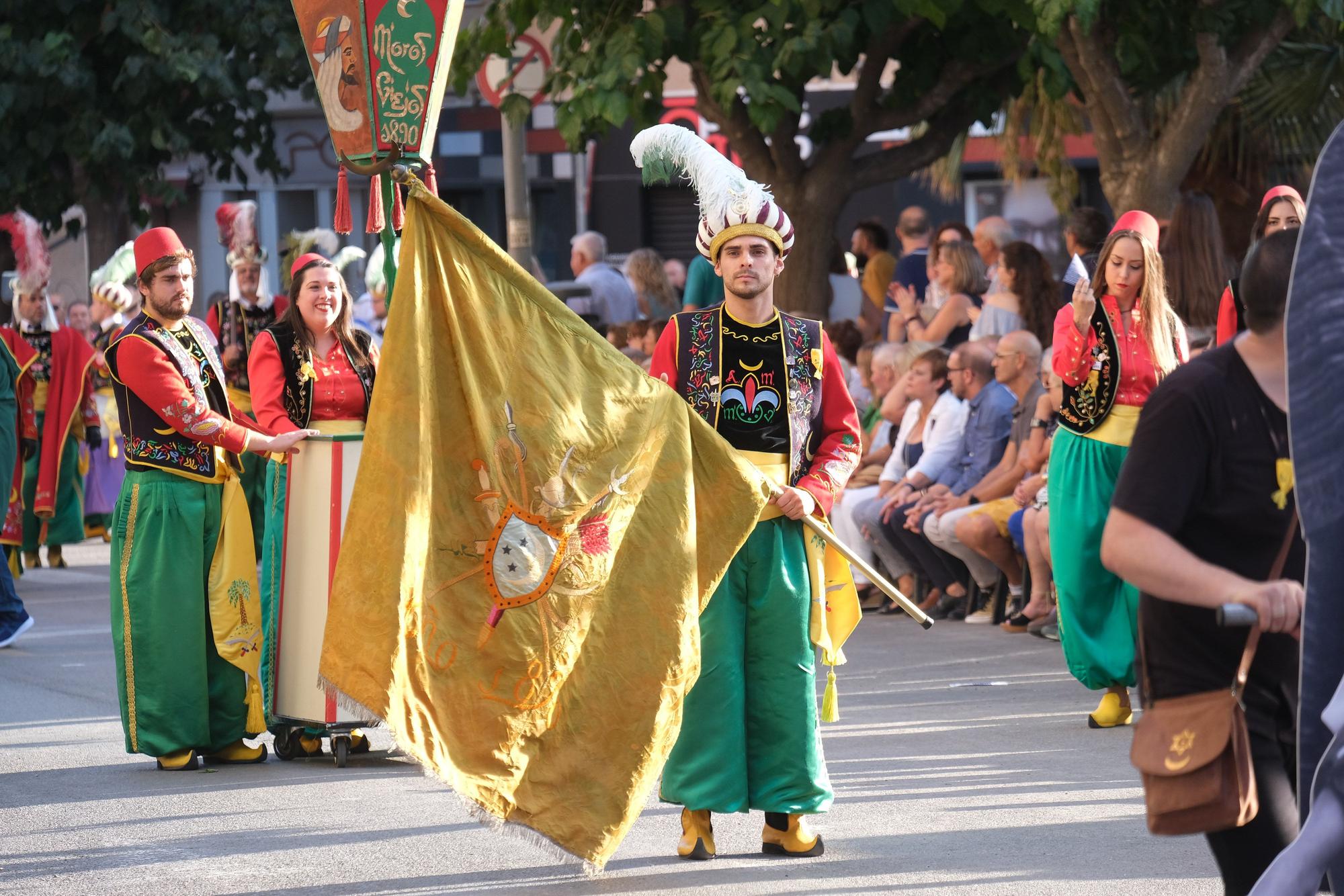 Así ha sido el desfile conmemorativo del 200 aniversario de los Moros Viejos de Petrer