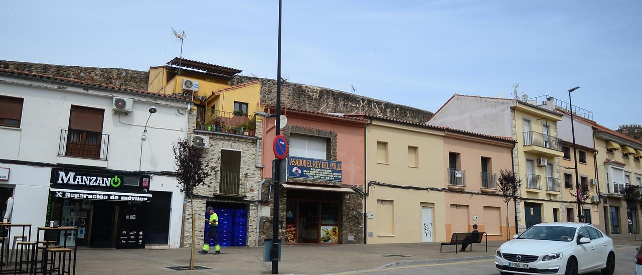 Vista de la zona donde se realizó inicialmente la obra ilegal, adosada a la muralla de Plasencia.