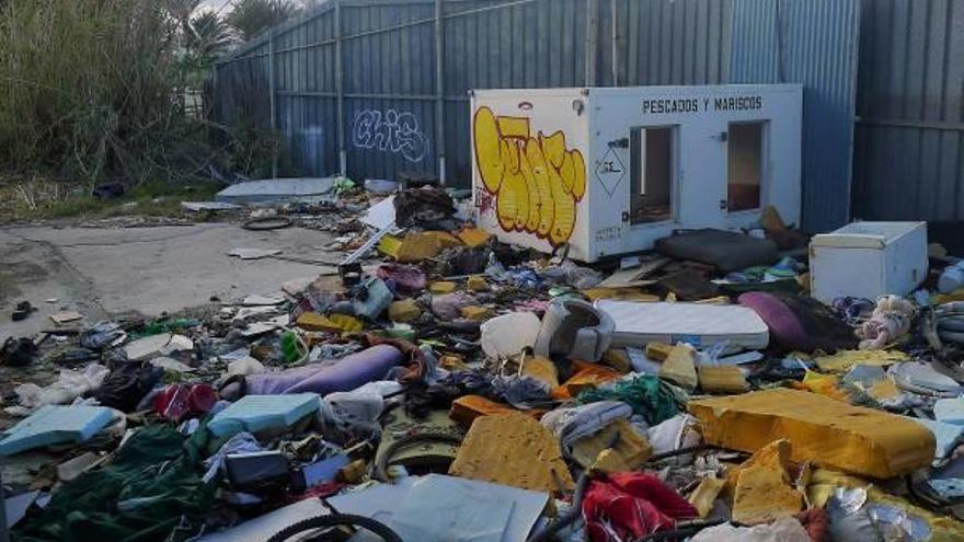 EU denuncia la suciedad en antiguos locales en Pinedo