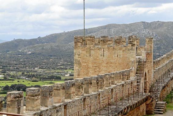 Zacken, Schießscharten, hohe Mauern: Ein Besuch in der Festung im Nordosten von Mallorca.