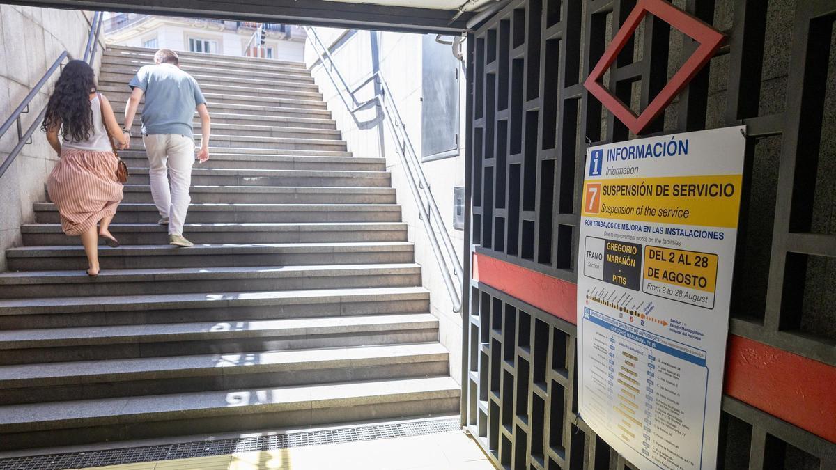 Cartel de aviso en la estación de Gregorio Marañón
