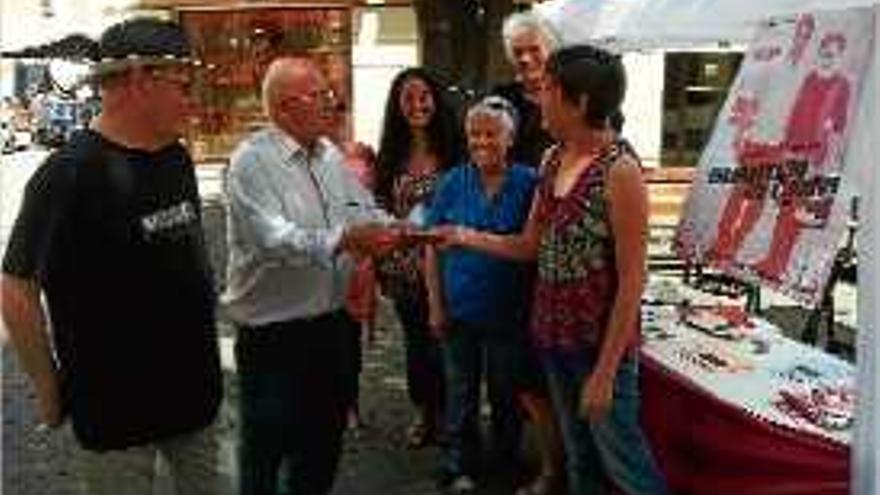 Marta Sibina, al mercat de la Bisbal d&#039;Empordà.