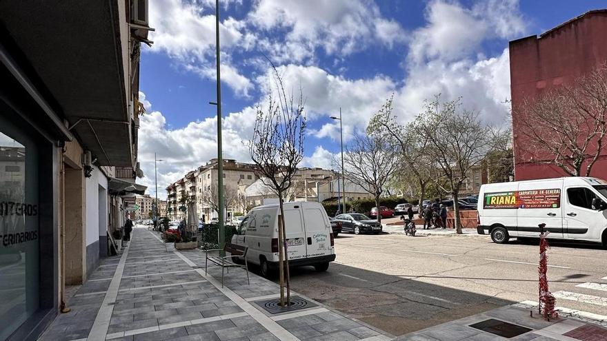 La avenida de Alfonso VII de Coria se mejora en accesibilidad y mobiliario urbano