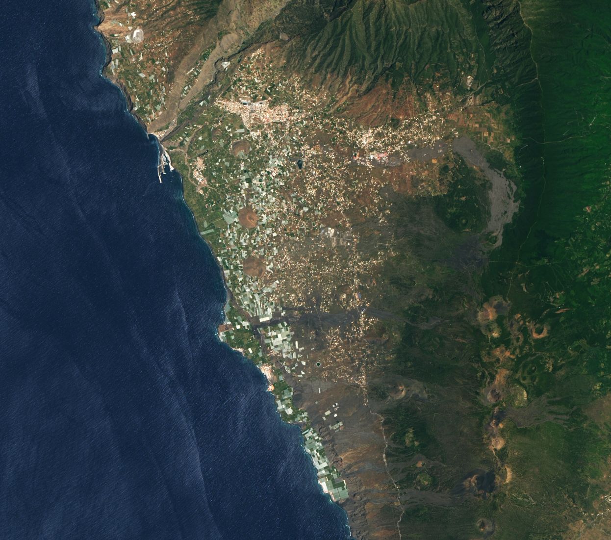 Imágenes del satélite Landsat de la NASA en las que se muestran los cambios experimentados en el oeste de de La Palma, tras tres meses de erupción volcánica.