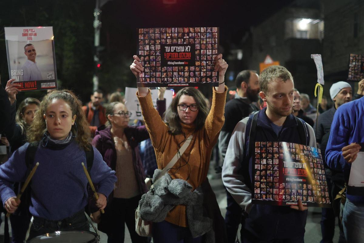 Familiares de los rehenes de Hamás protestan frente al domicilio de Netanyahu