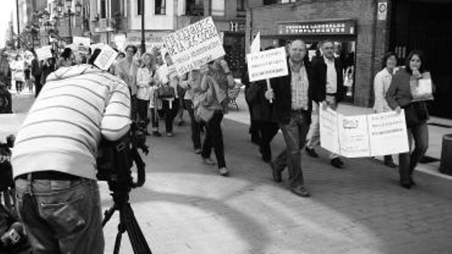 Funcionarios de la Seguridad Social, en la calle Pérez de la Sala de Oviedo.