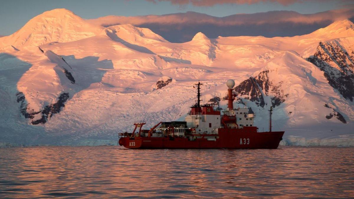 Buque de investigación español en la Antártida