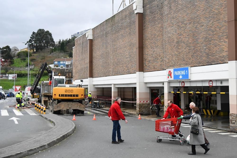 La rotura de una tubería anega parte de Alcampo