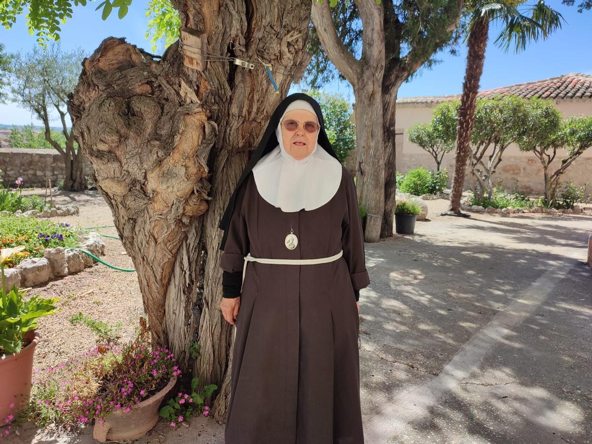 Sor María Ángeles en el jardín