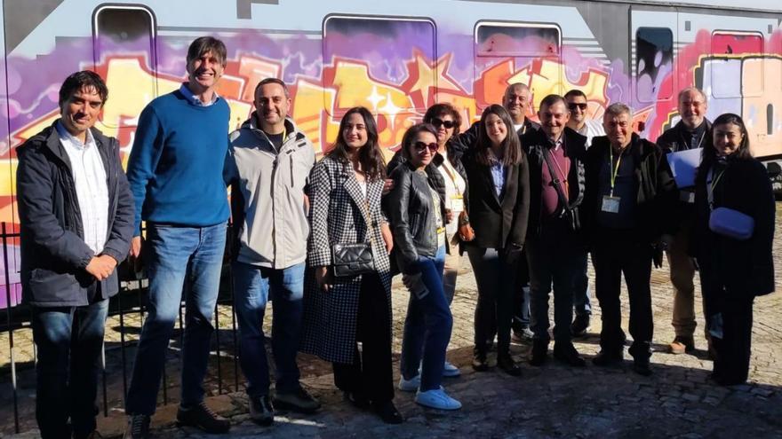 El regidor de Vedra, segundo izqu., con una delegación armenia de visita al coworking A Estación / concello