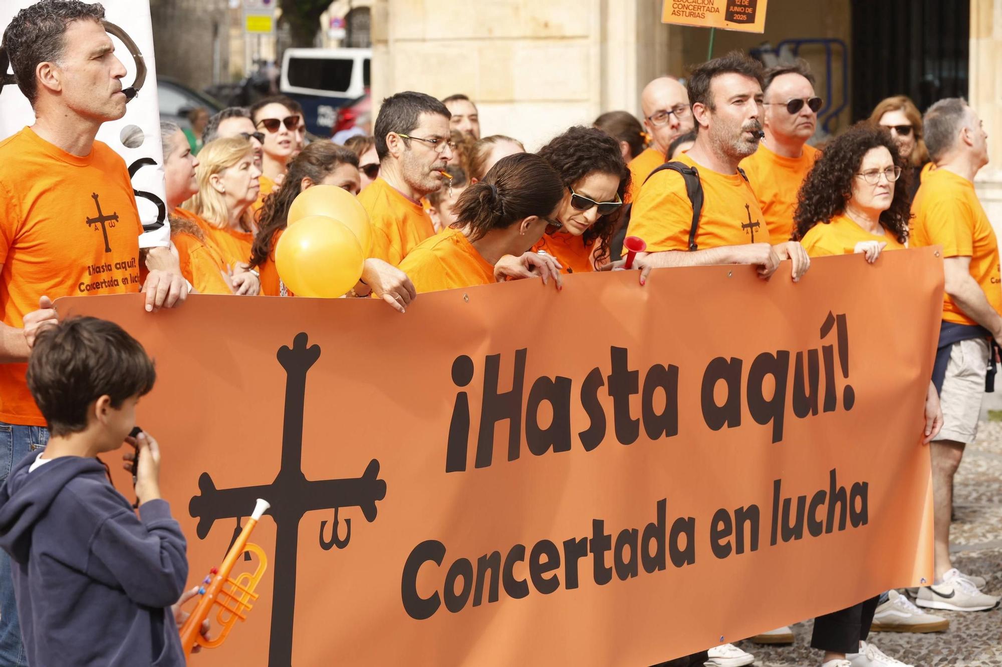 Así fue la gran concentración en Gijón por la educación concertada (en imágenes)