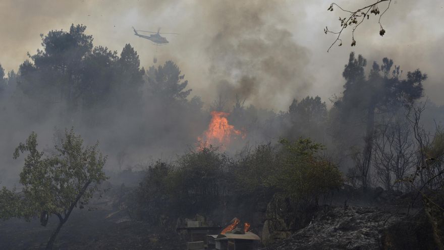 El incendio en A Mezquita (Ourense) cierra el acceso a Galicia en coche y tren desde el Padornelo (Zamora)
