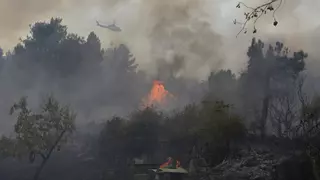 El incendio en A Mezquita (Ourense) cierra el acceso a Galicia en coche y tren desde el Padornelo (Zamora)