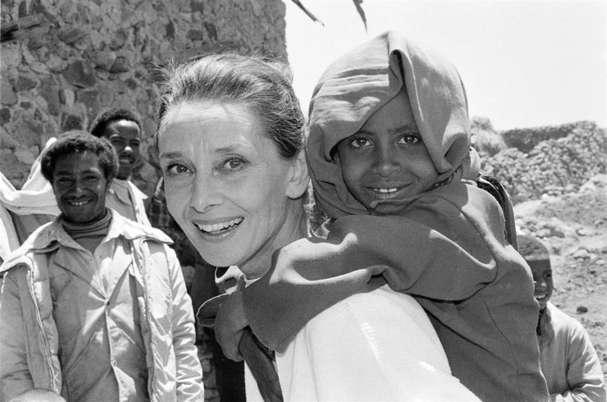 Audrey Hepburn, en uno de sus proyectos en África con Unicef, organización de la que ella fue la primera embajadora femenina.